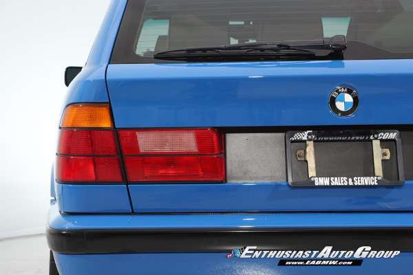 unikatni-santorini-blue-bmw-m5-touring-iz-95-godine