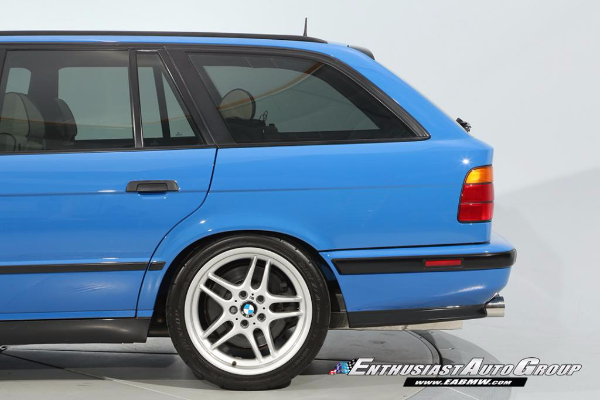 unikatni-santorini-blue-bmw-m5-touring-iz-95-godine