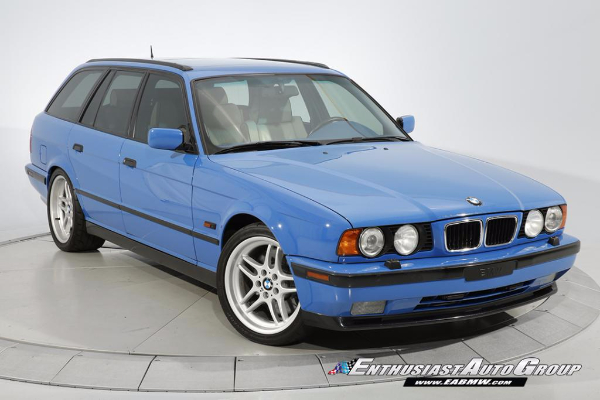 unikatni-santorini-blue-bmw-m5-touring-iz-95-godine