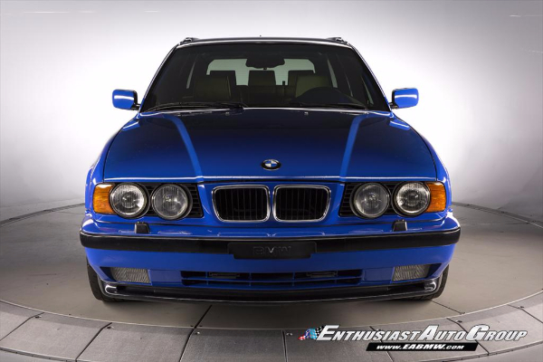 unikatni-santorini-blue-bmw-m5-touring-iz-95-godine