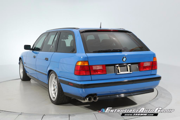 unikatni-santorini-blue-bmw-m5-touring-iz-95-godine