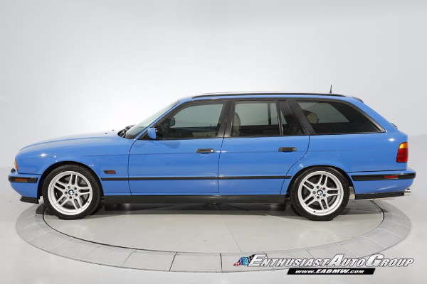 unikatni-santorini-blue-bmw-m5-touring-iz-95-godine