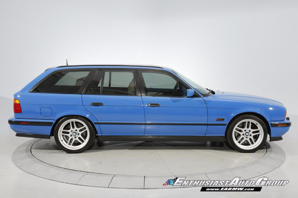 unikatni-santorini-blue-bmw-m5-touring-iz-95-godine