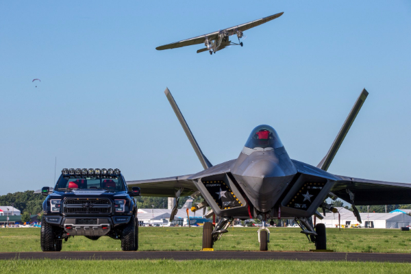 ford-f-22-f-150-raptor-vredan-300000$