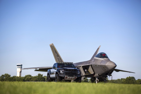 ford-f-22-f-150-raptor-vredan-300000$