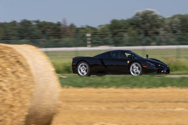 ferrari-enzo-izgleda-bolje-u-crnoj