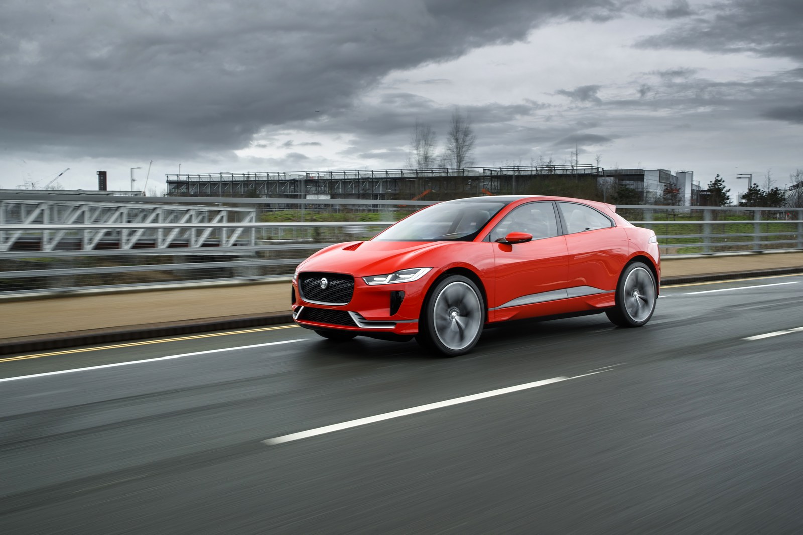 land-rover-ce-ponuditi-svoju-verziju-jaguar-i-pace-modela