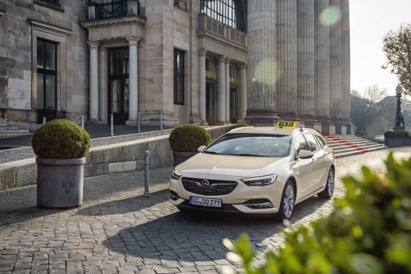 opel-insignia-tourer-izgleda-savrseno-u-taksi-varijanti