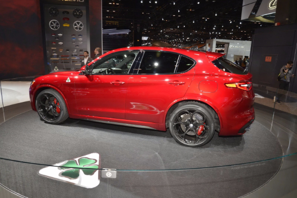 alfa-romeo-stelvio-qv-podize-prasinu-u-Cikagu