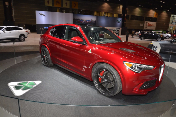 alfa-romeo-stelvio-qv-podize-prasinu-u-Cikagu