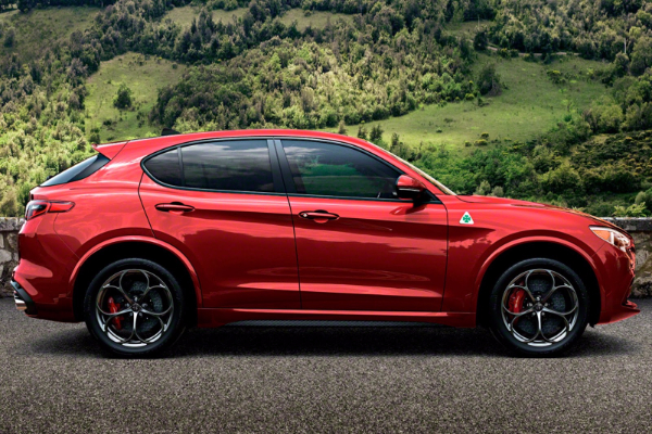 alfa-romeo-stelvio-qv-podize-prasinu-u-Cikagu