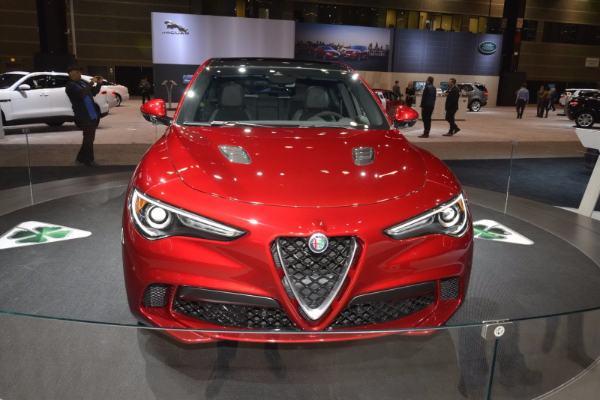 alfa-romeo-stelvio-qv-podize-prasinu-u-Cikagu