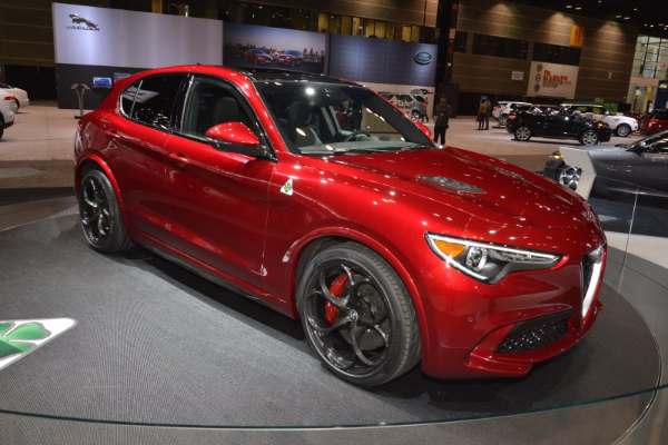 alfa-romeo-stelvio-qv-podize-prasinu-u-Cikagu