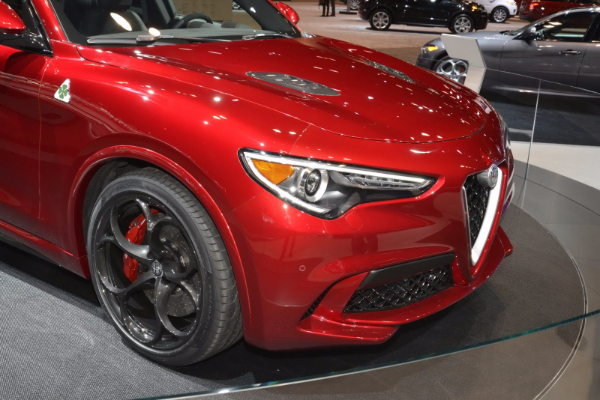 alfa-romeo-stelvio-qv-podize-prasinu-u-Cikagu