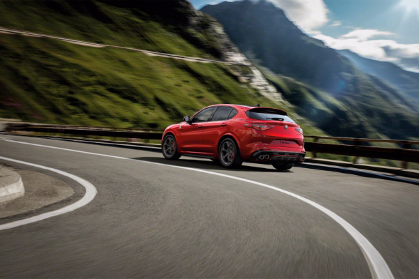 alfa-romeo-stelvio-qv-podize-prasinu-u-Cikagu