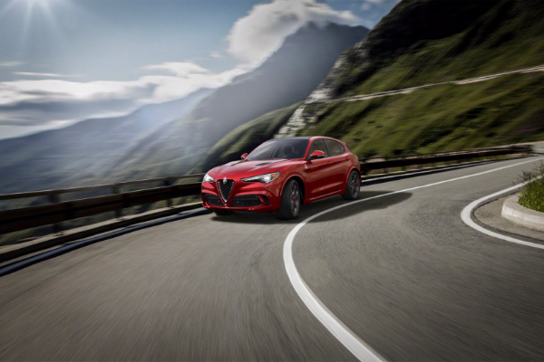 alfa-romeo-stelvio-qv-podize-prasinu-u-Cikagu