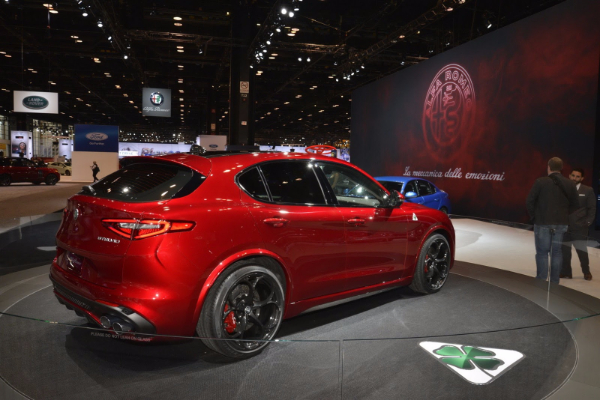 alfa-romeo-stelvio-qv-podize-prasinu-u-Cikagu