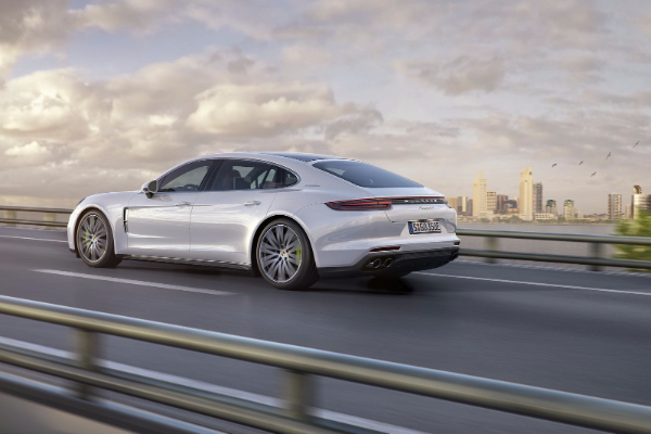 porsche-panamera-v8-hybrid-en-route-visokih-performansi