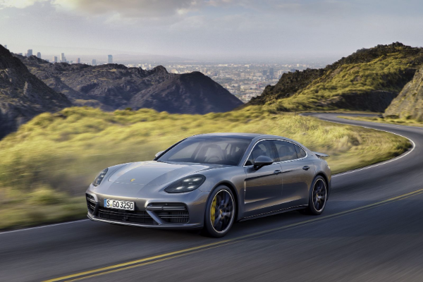 porsche-panamera-v8-hybrid-en-route-visokih-performansi