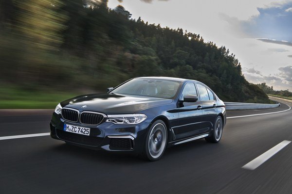 bmw-m550i-xdrive-od-nule-do-250-km-h