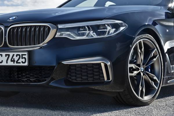 bmw-m550i-xdrive-od-nule-do-250-km-h