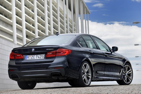 bmw-m550i-xdrive-od-nule-do-250-km-h