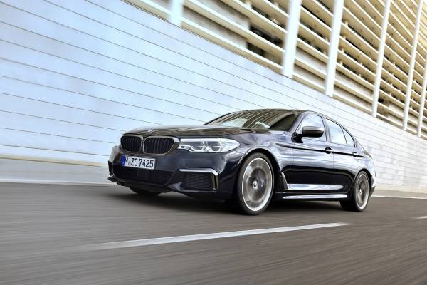 bmw-m550i-xdrive-od-nule-do-250-km-h