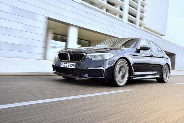 bmw-m550i-xdrive-od-nule-do-250-km-h