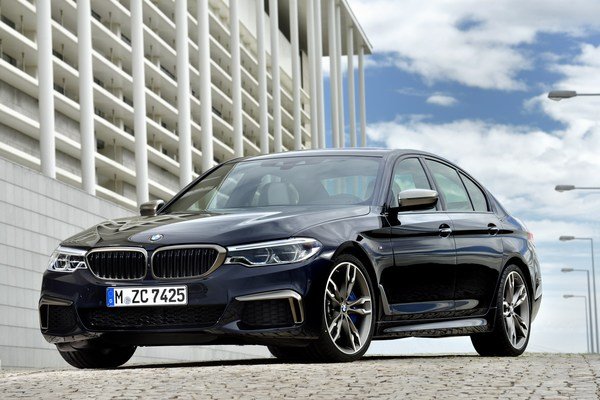 bmw-m550i-xdrive-od-nule-do-250-km-h