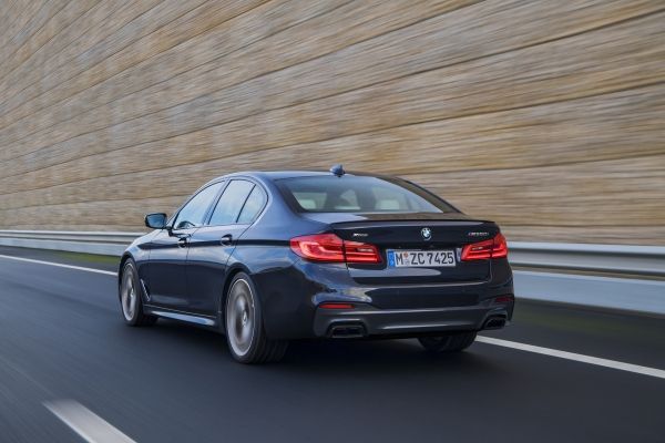 bmw-m550i-xdrive-od-nule-do-250-km-h