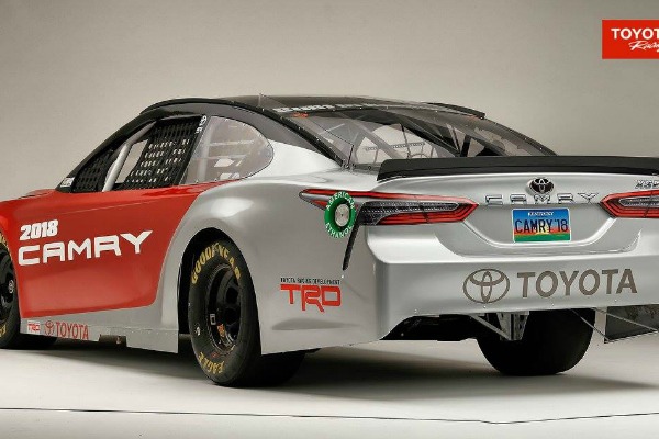 toyota-camry-je-spramna-za-nascar