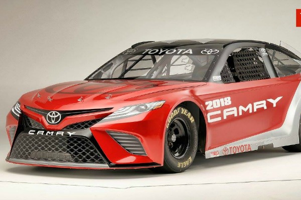 toyota-camry-je-spramna-za-nascar