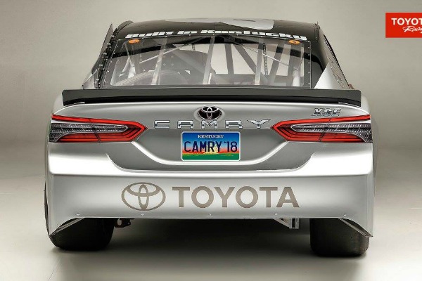 toyota-camry-je-spramna-za-nascar