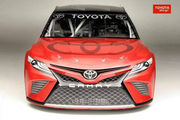 toyota-camry-je-spramna-za-nascar