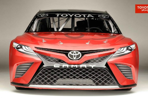 toyota-camry-je-spramna-za-nascar