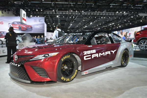 toyota-camry-je-spramna-za-nascar