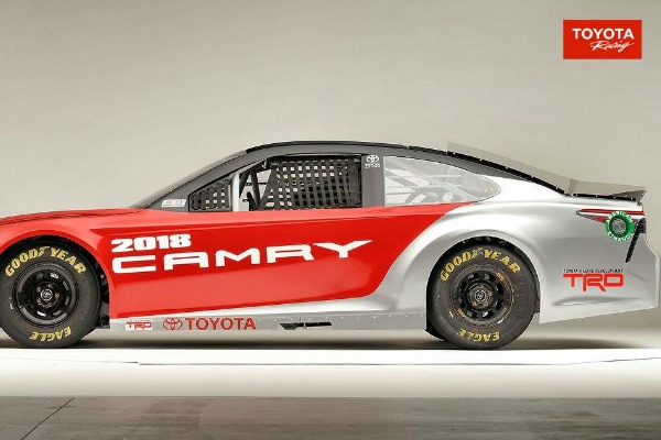 toyota-camry-je-spramna-za-nascar