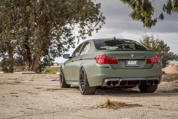 mat-vojno-zeleni-bmw-m5