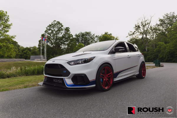 ford-focus-rs-sa-500-ks-na-metalik-crvenim-felnama