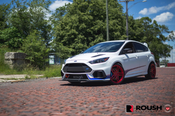 ford-focus-rs-sa-500-ks-na-metalik-crvenim-felnama