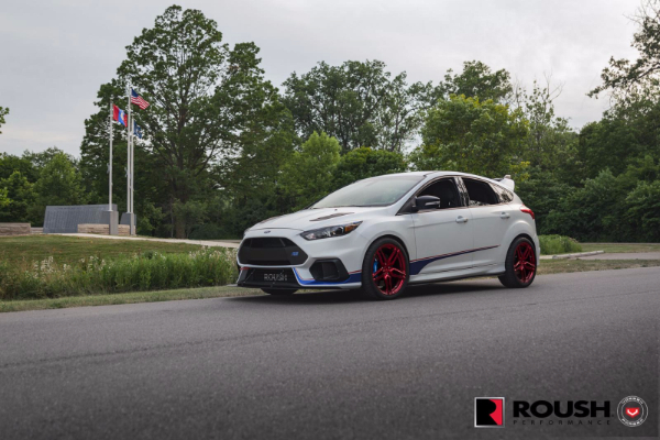 ford-focus-rs-sa-500-ks-na-metalik-crvenim-felnama