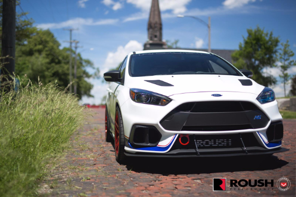 ford-focus-rs-sa-500-ks-na-metalik-crvenim-felnama