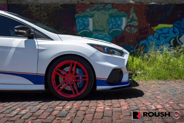 ford-focus-rs-sa-500-ks-na-metalik-crvenim-felnama