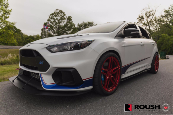 ford-focus-rs-sa-500-ks-na-metalik-crvenim-felnama