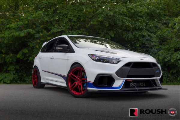 ford-focus-rs-sa-500-ks-na-metalik-crvenim-felnama