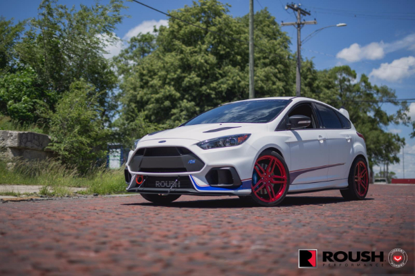 ford-focus-rs-sa-500-ks-na-metalik-crvenim-felnama