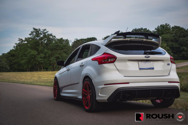 ford-focus-rs-sa-500-ks-na-metalik-crvenim-felnama