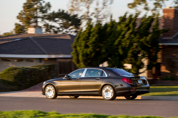 2018-mercedes-maybach-s650-sedan-sa-amg-v12-motorom-