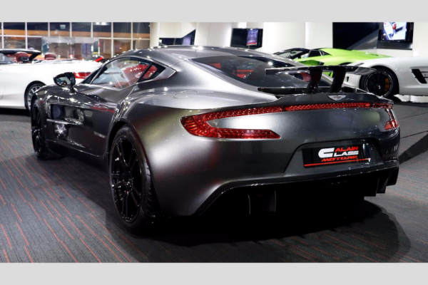 srebrni-aston-martin-one-77-q-series