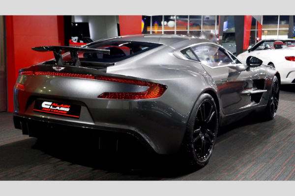 srebrni-aston-martin-one-77-q-series